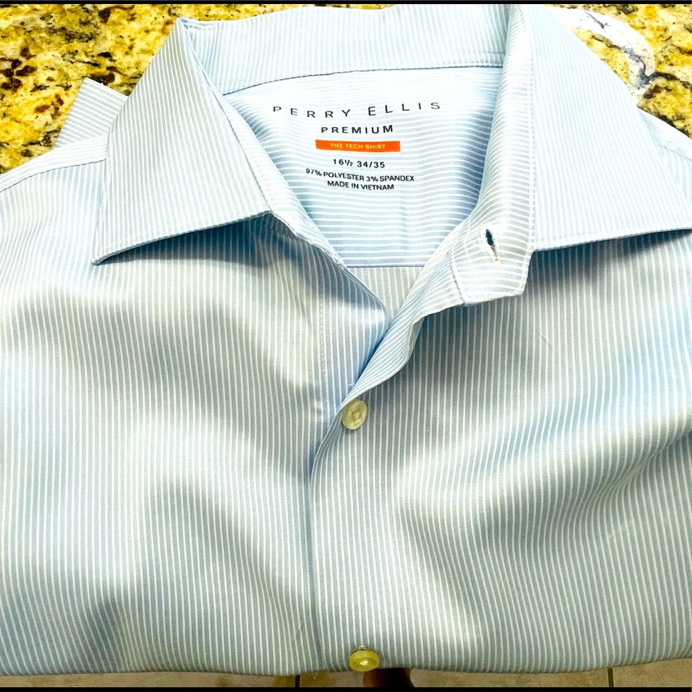 Like New Men Button Down Shirt